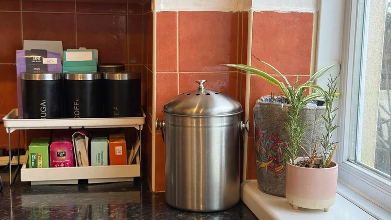 Epica kitchen compost bin in my kitchen. 