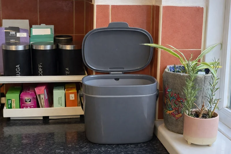 Oxo Good grips with that always open lid!